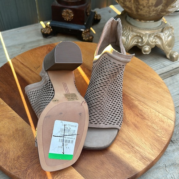 NWT Vince Camuto Katnina Beige Leather Laser Cut Ankle Booties Size 4.5 34 - Picture 12 of 13